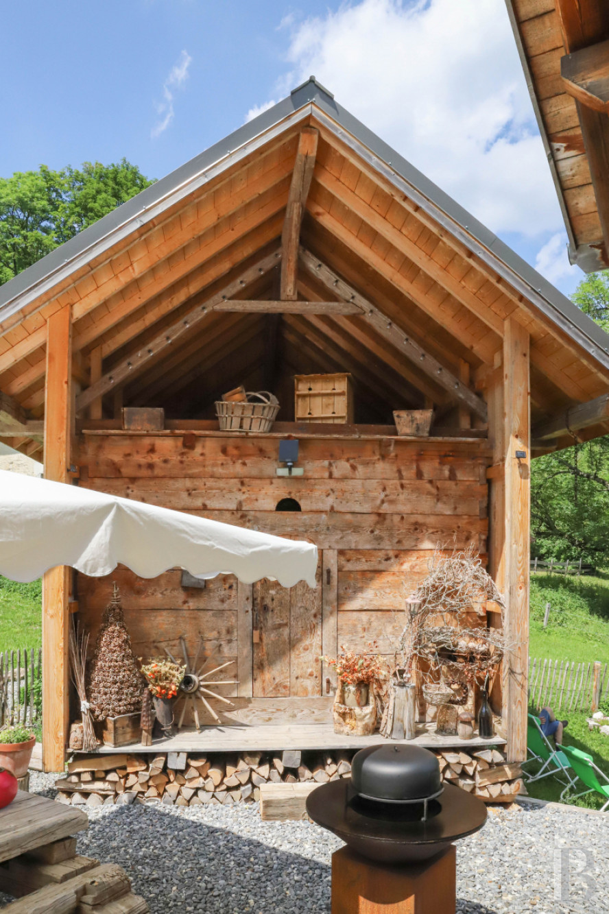 A traditional chalet barn surrounded by alpine pastures in Haute-Savoie, not far from Morzine - photo  n°4